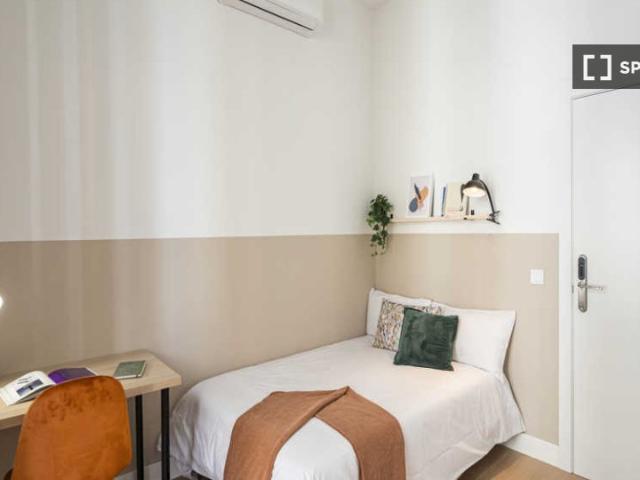 Habitación en un apartamento compartido de 16 habitaciones en alquiler en Sol