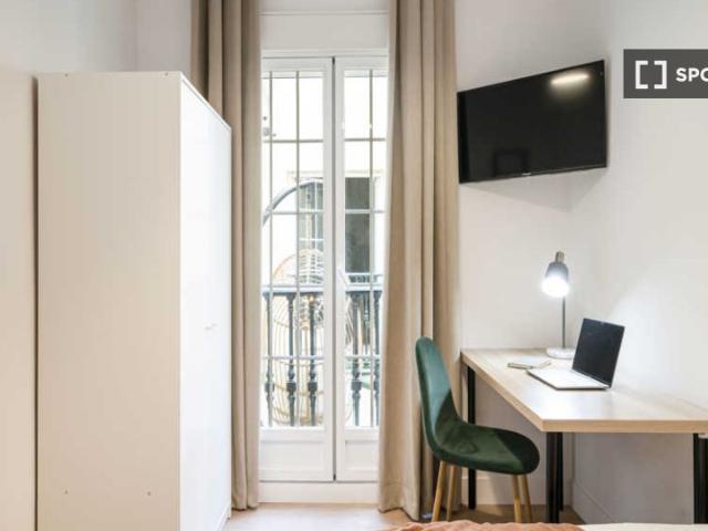 Habitación en un apartamento compartido de 16 habitaciones en alquiler en Sol