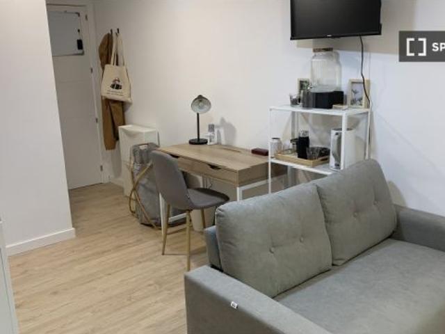 Habitación en un apartamento compartido de 1 dormitorio en alquiler en Orcasitas