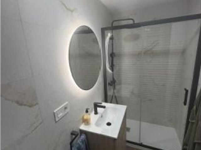 Habitación en un apartamento compartido de 1 dormitorio en alquiler en Benicalap