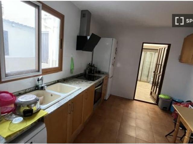 Habitación en un apartamento compartido de 1 dormitorio en alquiler en Benicalap