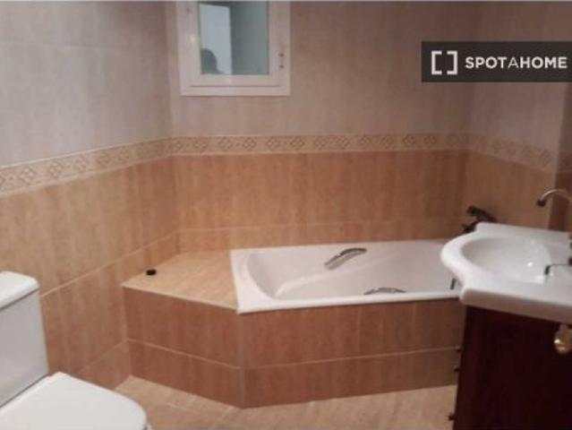 Habitación en un apartamento compartido de 1 dormitorio en alquiler en Cortés