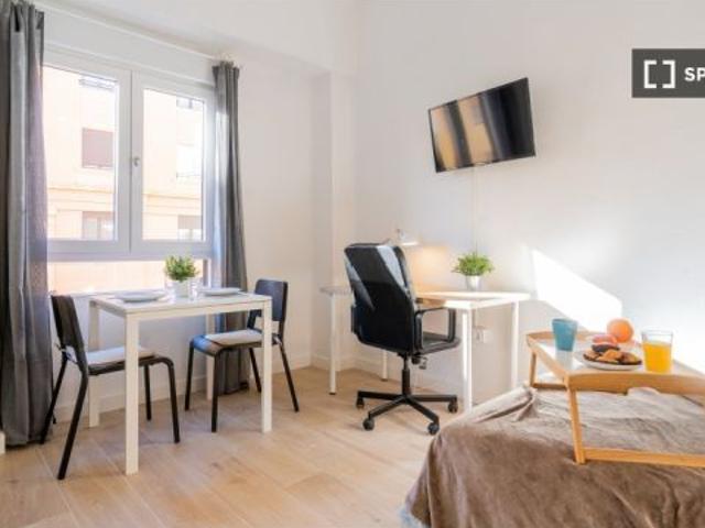 Habitación en un apartamento compartido de 1 dormitorio en Arrancapins, en alquiler