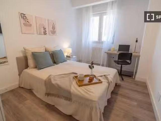 Habitación en un apartamento compartido de 1 dormitorio en San.