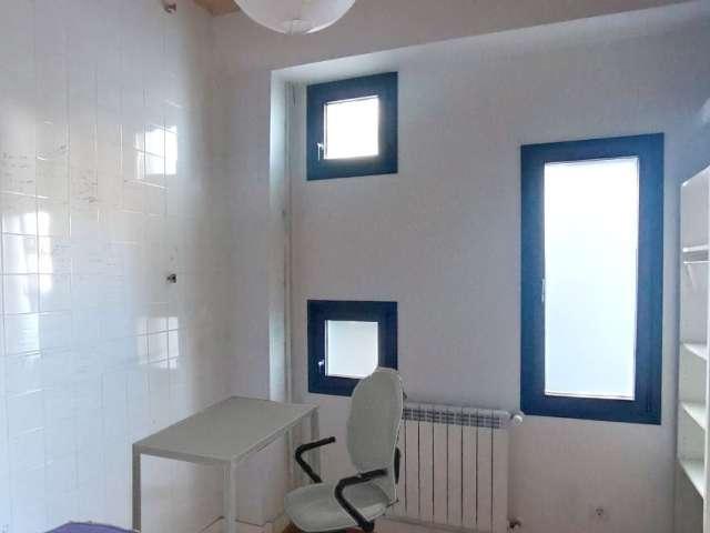 Habitación en un apartamento compartido de 2 habitaciones en San Isidro