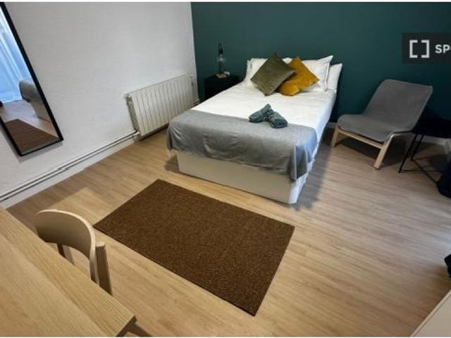 Habitación en un apartamento compartido de 7 habitaciones en alquiler en Embajadores, solo para prof