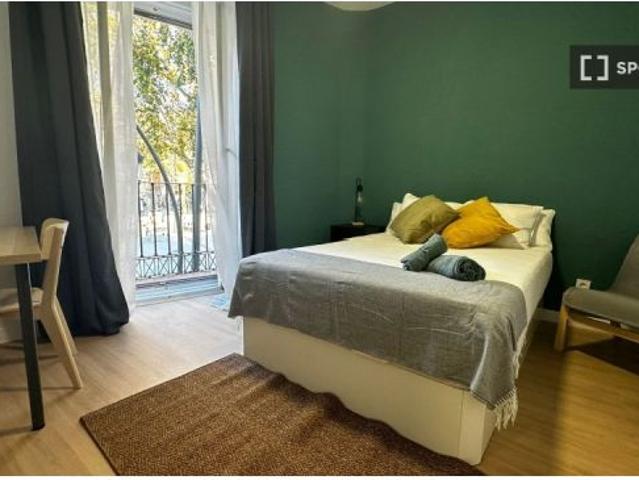 Habitación en un apartamento compartido de 7 habitaciones en alquiler en Embajadores, solo para prof