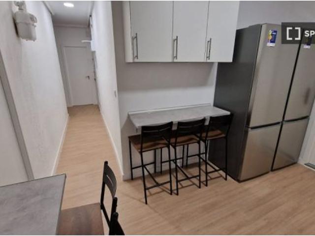 Habitación en un apartamento compartido de 7 habitaciones en alquiler en Embajadores, solo para prof