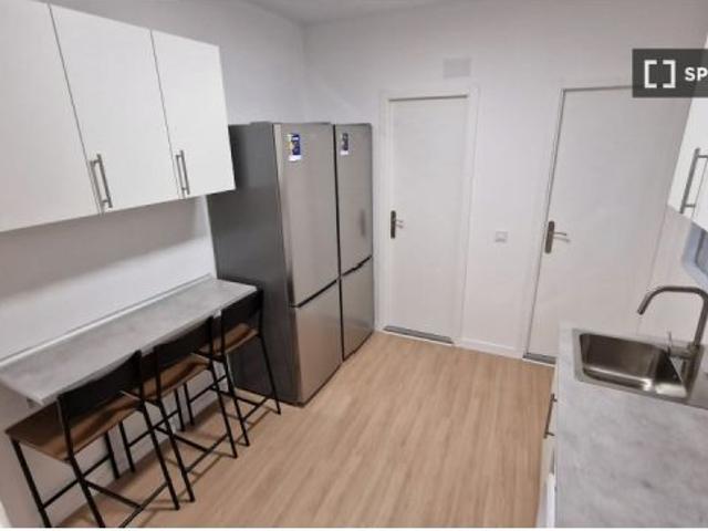 Habitación en un apartamento compartido de 7 habitaciones en alquiler en Embajadores, solo para prof