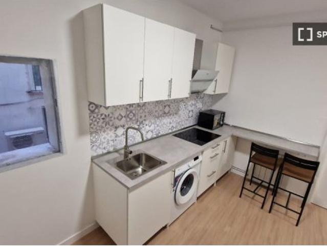 Habitación en un apartamento compartido de 7 habitaciones en alquiler en Embajadores, solo para prof