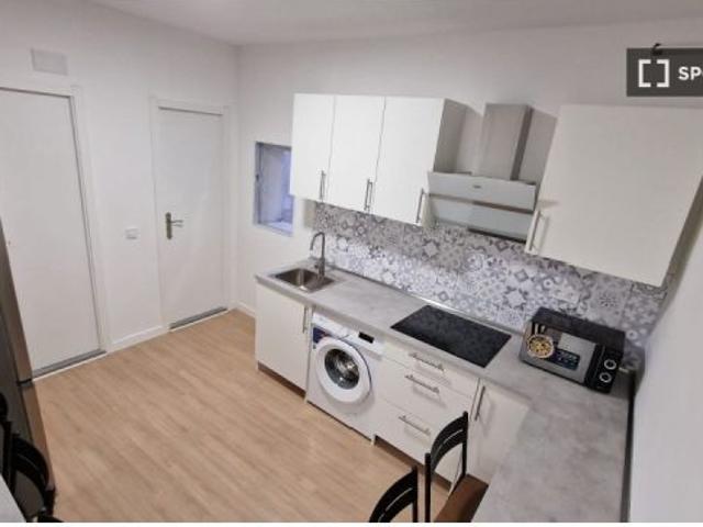 Habitación en un apartamento compartido de 7 habitaciones en alquiler en Embajadores, solo para prof