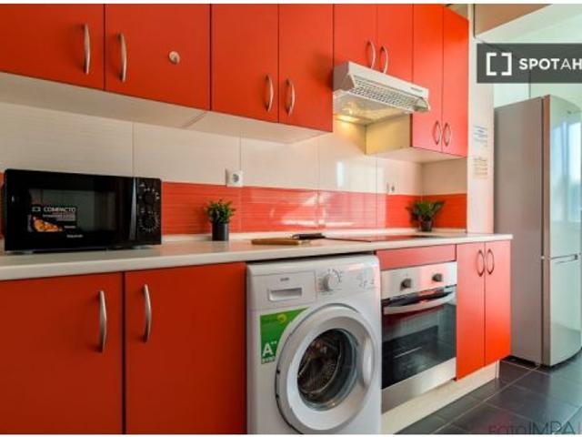 Habitación en un apartamento compartido de 7 habitaciones en alquiler en Hispanoamérica