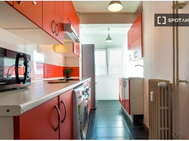 Habitación en un apartamento compartido de 7 habitaciones en alquiler en Hispanoamérica