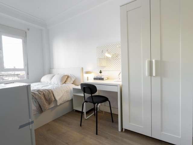 Habitación en un apartamento compartido de 7 habitaciones en Berruguete