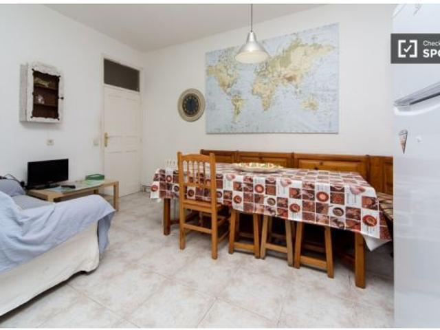 Habitación en un apartamento compartido de 7 habitaciones en Embajadores, ideal para mujeres