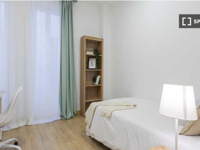 Habitación en un apartamento compartido de 41 habitaciones en alquiler en Justicia