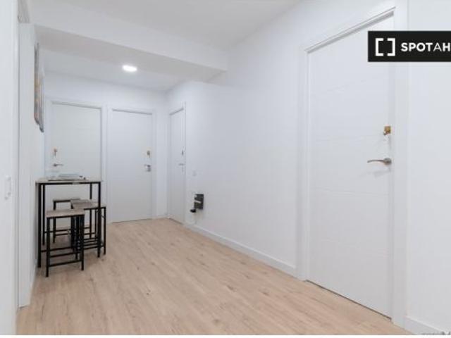 Habitación en un apartamento compartido de 4 habitaciones en alquiler en Acacias, solo para mujeres