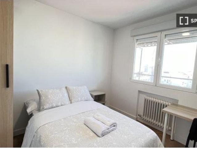 Habitación en un apartamento compartido de 4 habitaciones en alquiler en Pacífico, para profesionale