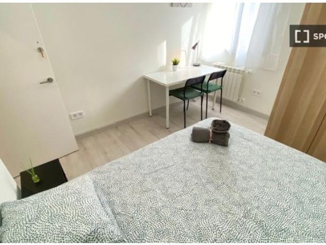 Habitación en un apartamento compartido de 4 habitaciones en alquiler en Pueblo Nuevo, ideal para es