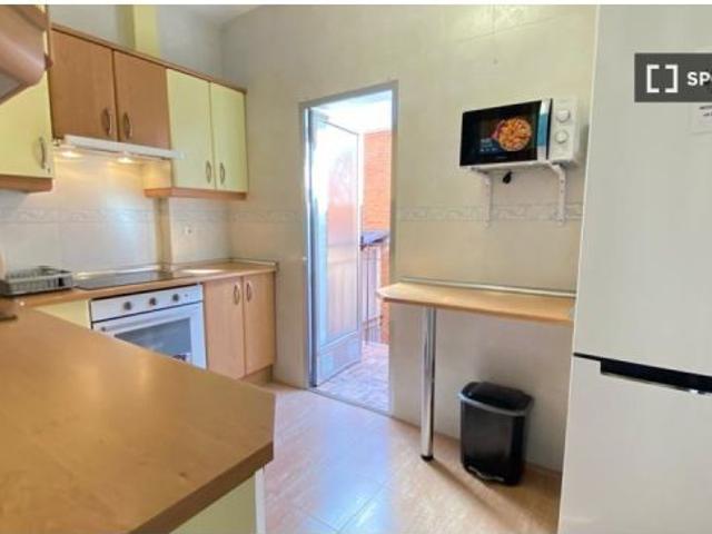 Habitación en un apartamento compartido de 4 habitaciones en Palomeras Bajas, solo para profesionale