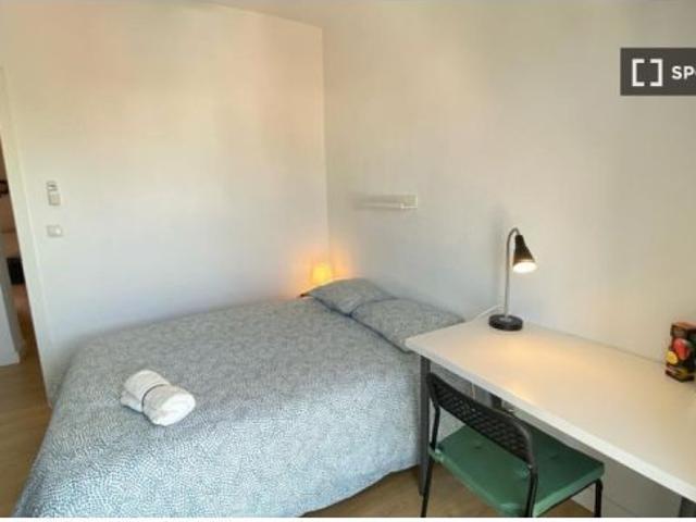 Habitación en un apartamento compartido de 4 habitaciones en Palomeras Bajas, solo para profesionale