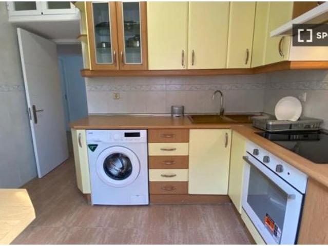 Habitación en un apartamento compartido de 4 habitaciones en Palomeras Bajas, solo para profesionale