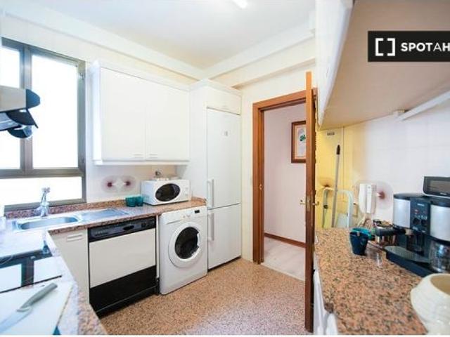 Habitación en un apartamento compartido de 5 habitaciones en Casco Viejo, con todos los gastos inclu