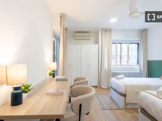 Habitación en un apartamento compartido de 5 habitaciones en alquiler en Pacífico, con todos los gas
