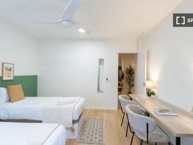 Habitación en un apartamento compartido de 5 habitaciones en alquiler en Pacífico, con todos los gas