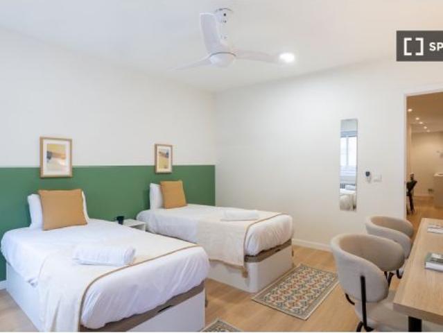 Habitación en un apartamento compartido de 5 habitaciones en alquiler en Pacífico, con todos los gas