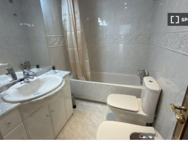 Habitación en un apartamento compartido de 5 habitaciones en alquiler en Pilar