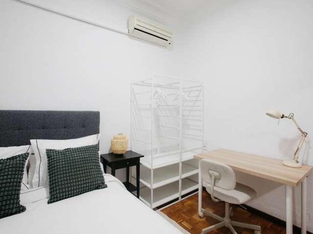 Habitación en un apartamento compartido de 5 habitaciones en Arrancapins