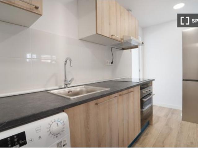 Habitación en un apartamento compartido de 5 habitaciones en San Diego. Se permite fumar