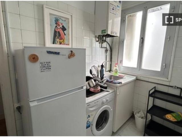 Habitación en un apartamento compartido de 6 habitaciones en alquiler en Embajadores