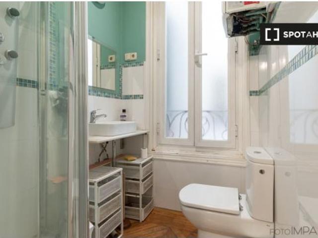 Habitación en un apartamento compartido de 6 habitaciones en alquiler en Embajadores