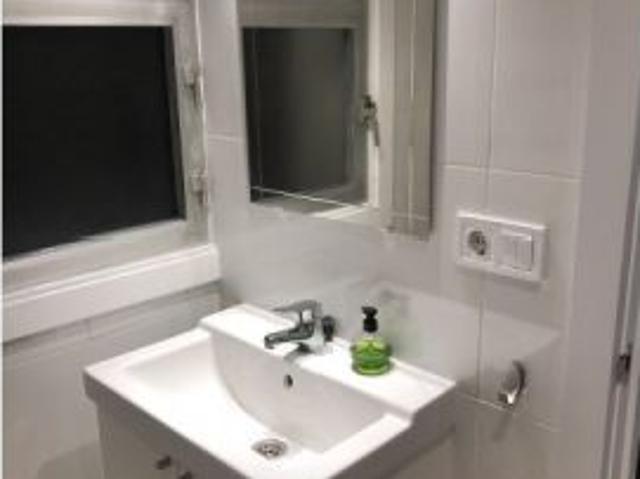 Habitación en un apartamento compartido de 6 habitaciones en alquiler en Palomeras Bajas, ideal para