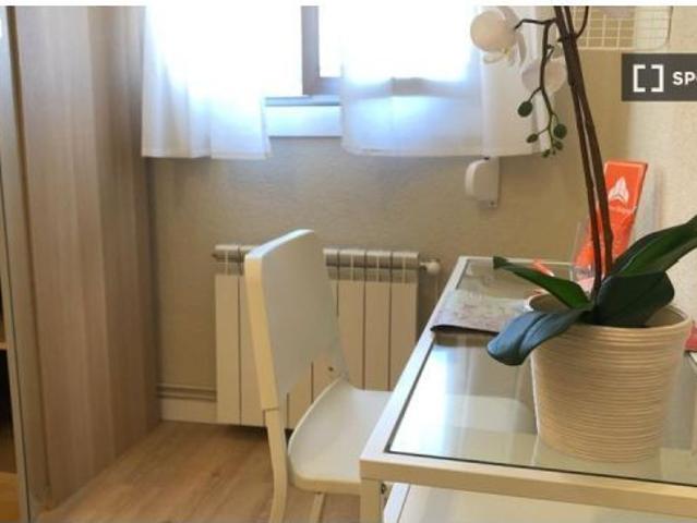 Habitación en un apartamento compartido de 6 habitaciones en alquiler en Palomeras Bajas, ideal para