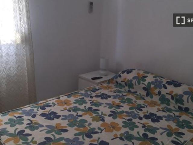 Habitación en un apartamento compartido de 8 habitaciones en Cruz del Humilladero, ideal para pareja