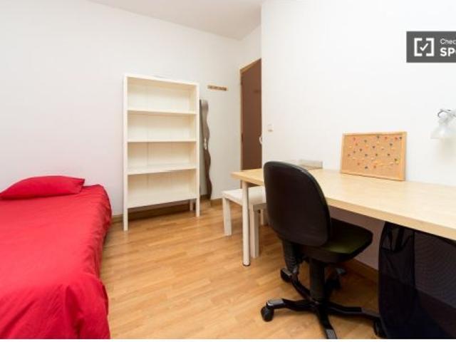 Habitación en un apartamento compartido de 8 habitaciones en alquiler en Embajadores, ideal para muj