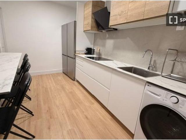 Habitación en un apartamento compartido de 8 habitaciones en Embajadores, gastos incluidos, solo par