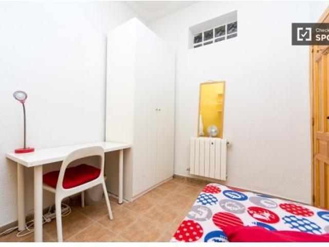 Habitación en un apartamento compartido de 8 habitaciones en Embajadores, solo para mujeres