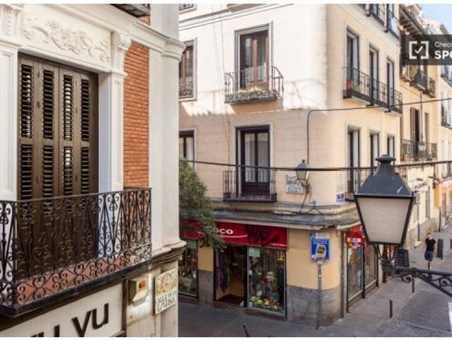 Habitación en un apartamento compartido de 8 habitaciones en Embajadores, solo para mujeres