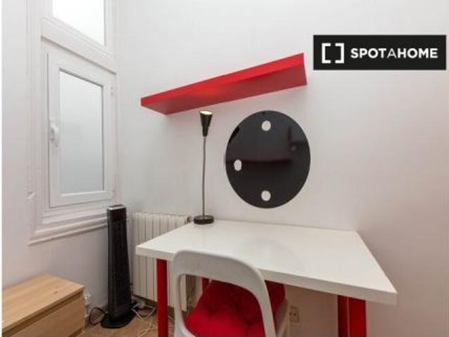 Habitación en un apartamento compartido de 8 habitaciones en Embajadores, solo para mujeres