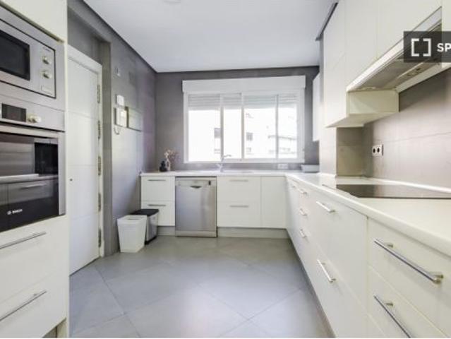Habitación en un apartamento compartido de 9 habitaciones en alquiler en Hispanoamérica
