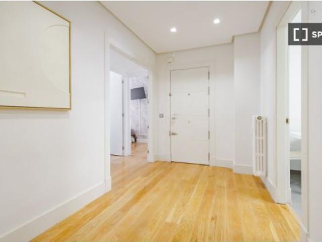 Habitación en un apartamento compartido de 9 habitaciones en alquiler en Hispanoamérica