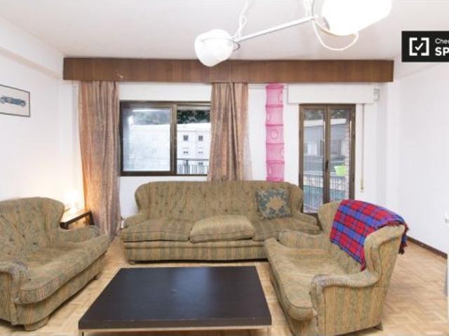 Habitación en un piso compartido de 4 habitaciones en Ventas, ideal para mujeres