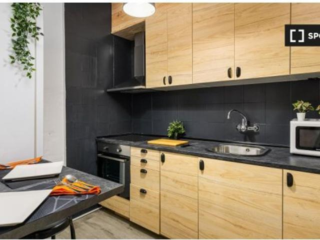Habitación en un piso compartido de 4 habitaciones en alquiler en El Raval, ideal para mujeres
