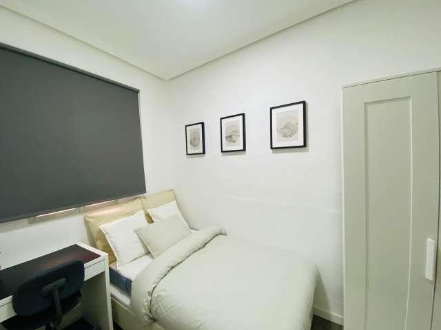 Habitación en un piso compartido de 4 habitaciones en Cortes, Madrid
