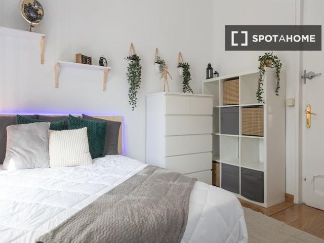 Habitación en un piso compartido de 4 habitaciones en El Viso, Madrid