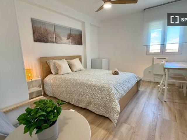 Habitación en un piso compartido de 4 habitaciones en Getafe, se admiten parejas